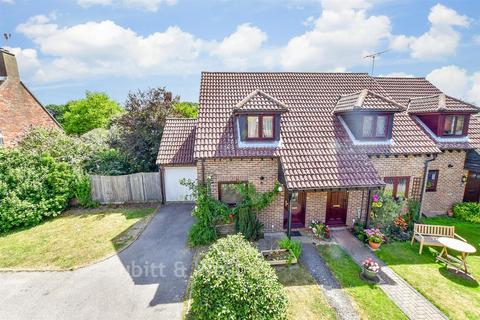 2 bed property, in Oaks Close, £300,000