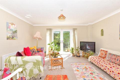 2 bed property, in Oaks Close, £300,000