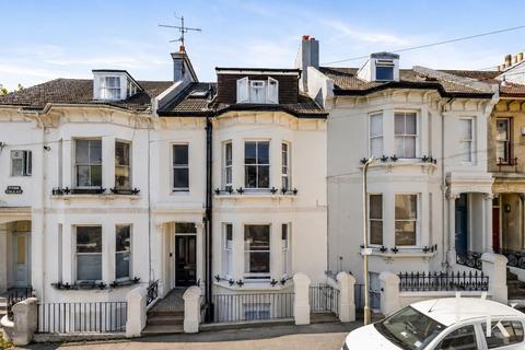 2 bed property, in York Villas, £300,000