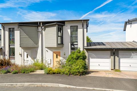 3 bed property, in Follaton Rise, £495,000
