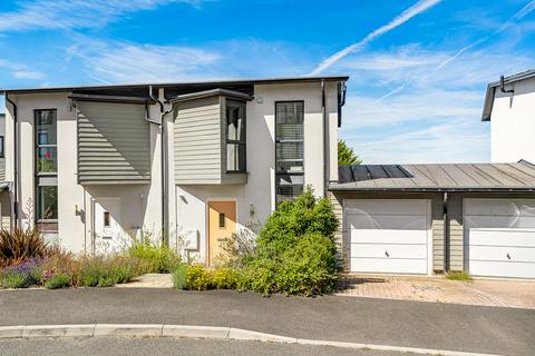 3 bed property, in Follaton Rise, £495,000
