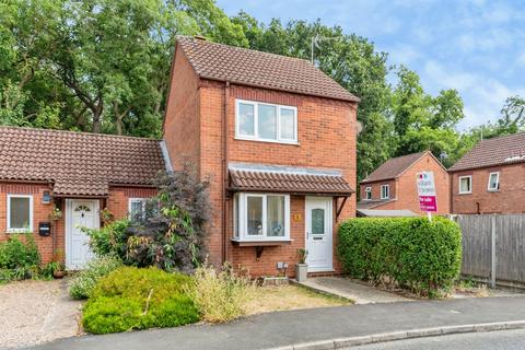 2 bed property, in Summerfield Drive, £135,000
