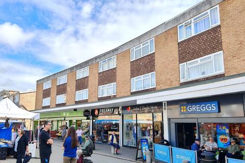 2 bed property, in 162 Crockhamwell Road, £110,000