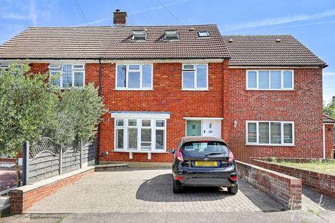 3 bed property, in Lincolns Field, £625,000