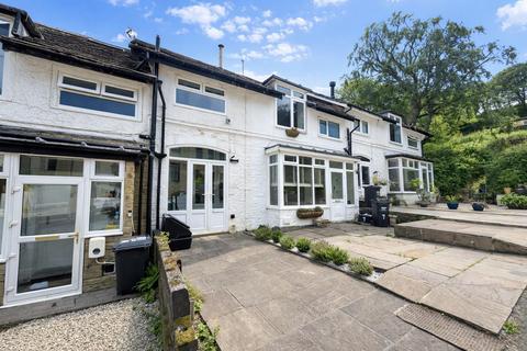 2 bed property, in Gatehead, £260,000