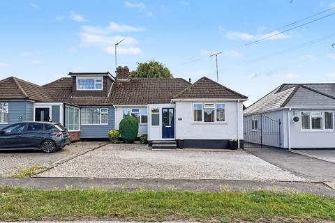 2 bed property, in RAYLEIGH SS6, £425,000