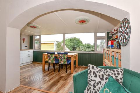 2 bed property, in Ford Close, £300,000