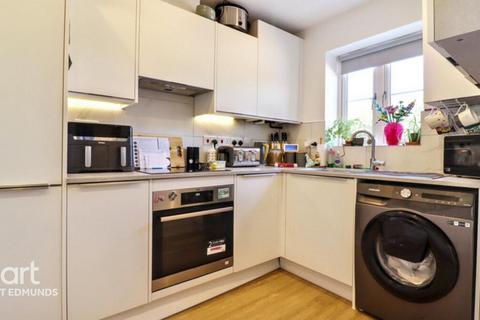 3 bed property, in Long Gilberts Road, £270,000