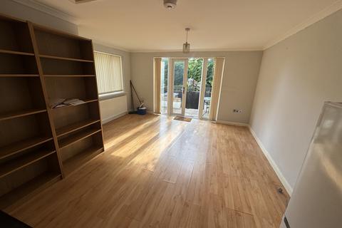 1 bed property, in Haling Park Road, £235,000