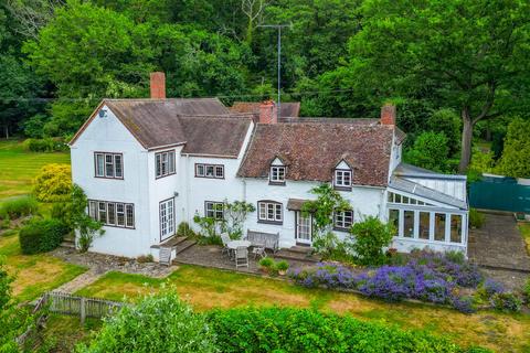 6 bed property, in Northwood Lane, £1,100,000