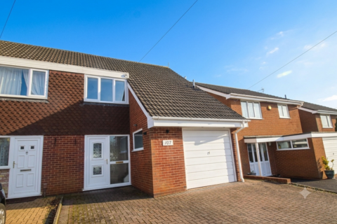 3 bed property, in Hampton Drive, £240,000