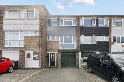 4 bed property, in Water Mill Way, £400,000