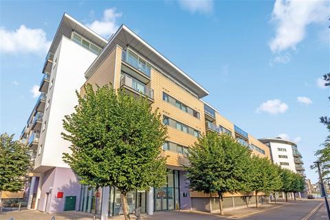 2 bed property, in Albert Basin Way, £255,000
