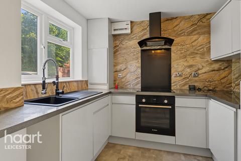 2 bed property, in Gilmorton Avenue, £230,000