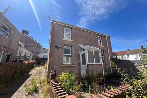 2 bed property, in Green Street, £110,000