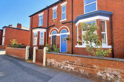 3 bed property, in Wellington Grove, £325,000