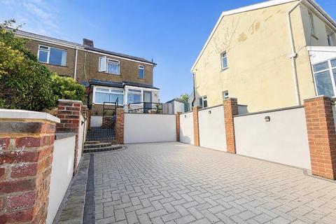 3 bed property, in Hillcrest Road, £350,000