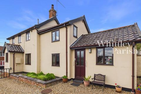 2 bed property, in Chapel Street, £425,000