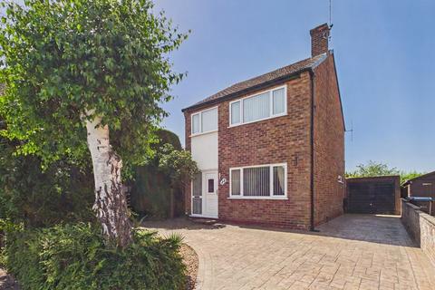 3 bed property, in Chestnut Close, £389,950