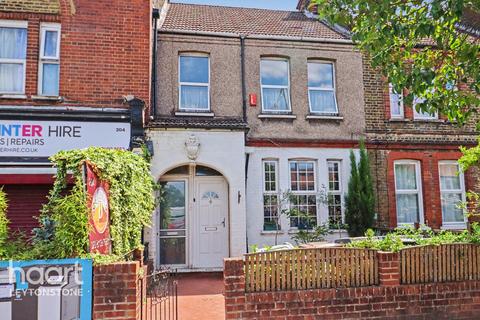 2 bed property, in Lea Bridge Road, £425,000