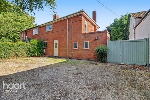 2 bed property, in Church Lane, £260,000