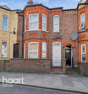 3 bed property, in Lyndhurst Road, £325,000