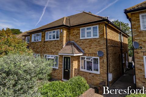 2 bed property, in Shevon Way, £320,000