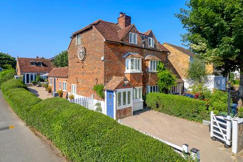 2 bed property, in White Lion Road, £595,000