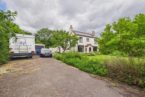 4 bed property, in Main Street, £350,000