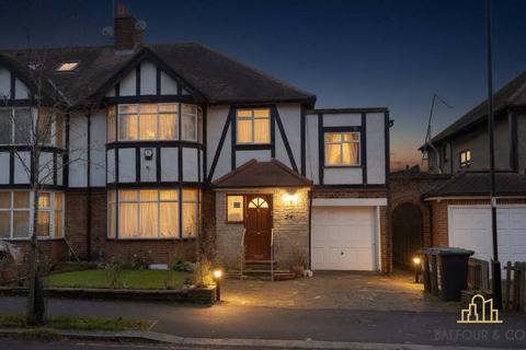 4 bed property, in Queen Elizabeths Drive, £975,000