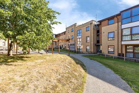 2 bed property, in Commonwealth Drive, £165,000