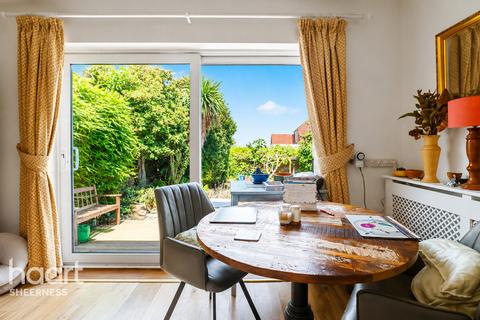 3 bed property, in Queens Road, £330,000