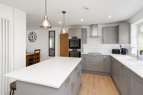 5 bed property, in Melrose Avenue, £15,000