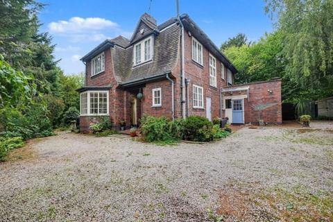 4 bed property, in Hill Street, £400,000