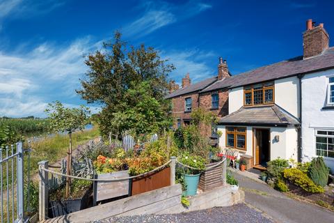 2 bed property, in New Lane, £280,000