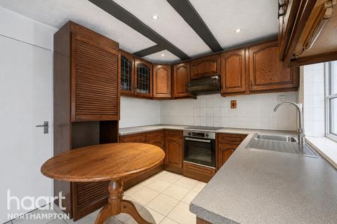 3 bed property, in Chadwick Gardens, £230,000