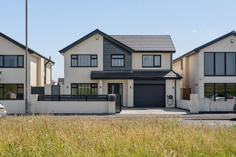 5 bed property, in Fairway, £400,000