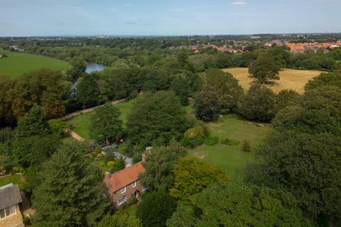 4 bed property, in Naburn Lane, £850,000