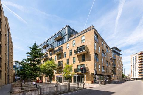 2 bed property, in Fleet Street, £375,000