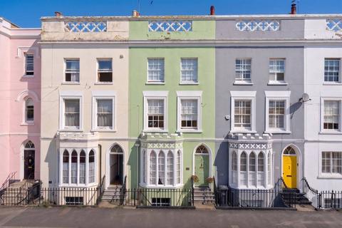 5 bed property, in William Street, £535,000