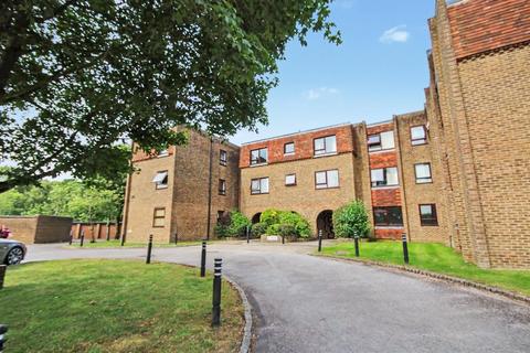 1 bed property, in Gilliat Drive, £235,000