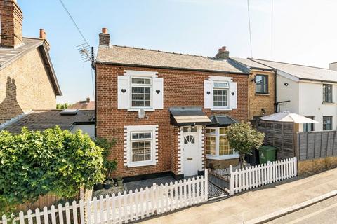 2 bed property, in Haycroft Road, £449,950