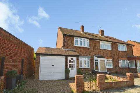 2 bed property, in Willowdene Close, £525,000