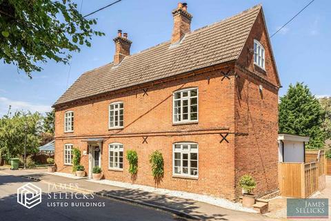 5 bed property, in Long Acre Farm, £995,000