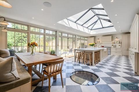 5 bed property, in Long Acre Farm, £995,000