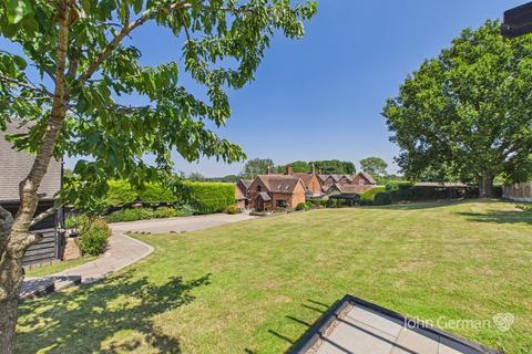 3 bed property, in Oak Tree Cottage, £850,000
