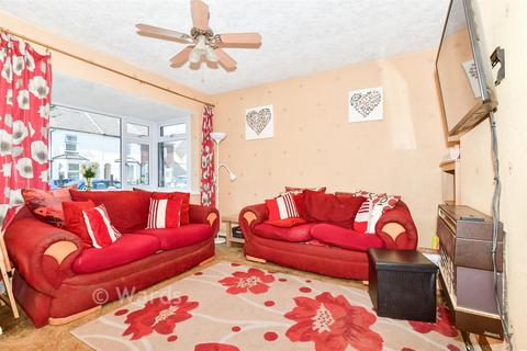 3 bed property, in Queens Avenue, £260,000