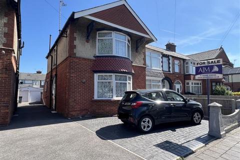 3 bed property, in Highbury Grove, £320,000