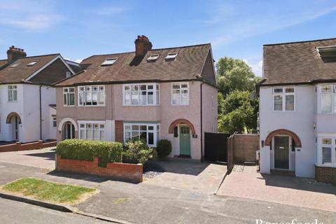4 bed property, in Westwood Avenue, £650,000