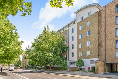 2 bed property, in Kew Bridge Road, £900,000